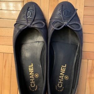 Lightly worn Navy leather Chanel ballet flats